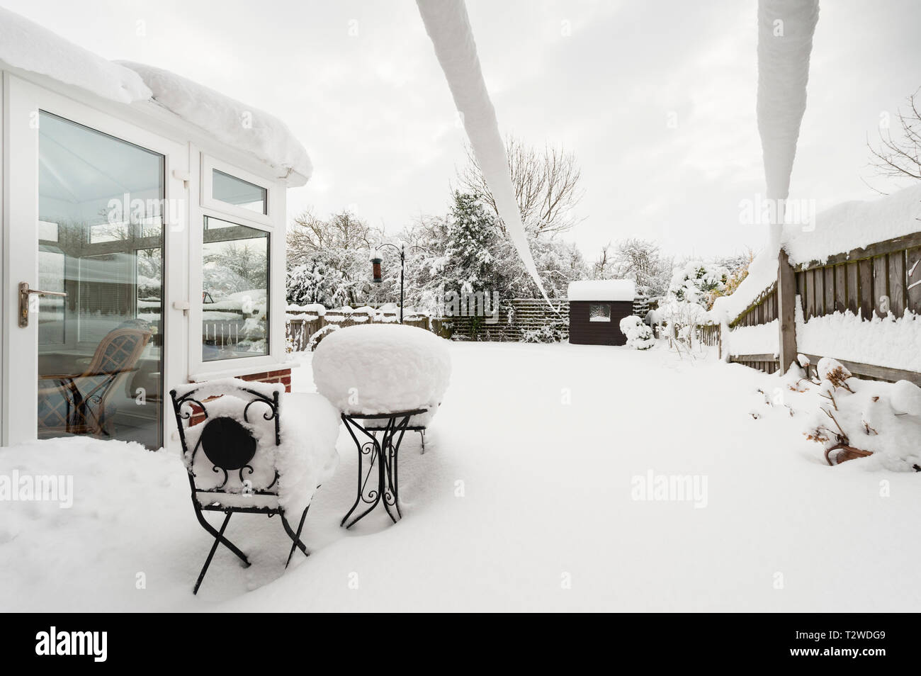 Nieve profunda, un jardín urbano en el invierno Foto de stock