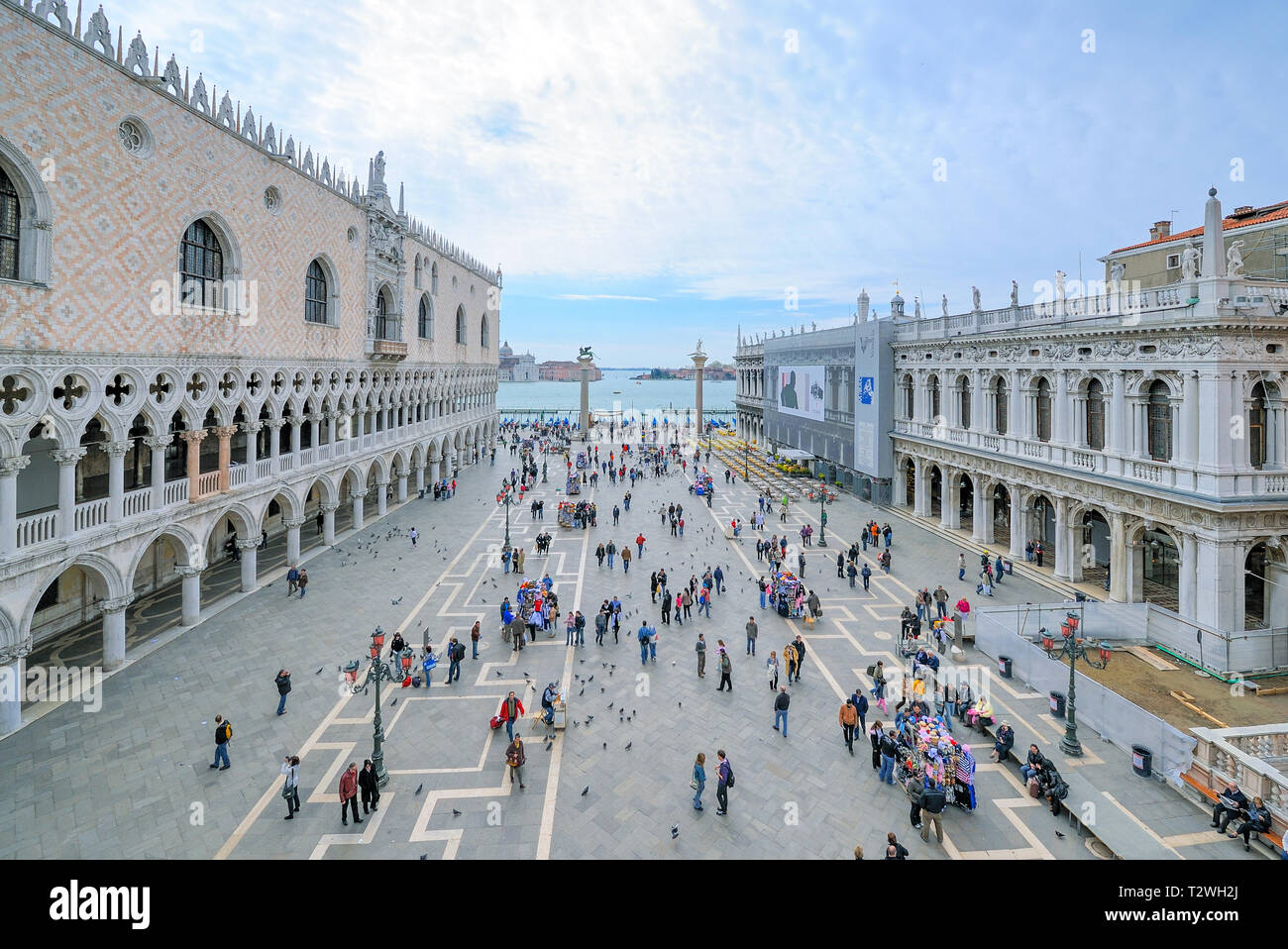 Italia, Veneto, Venecia, la gente en la plaza de San Marcos, el Palacio Ducal de la izquierda Foto de stock