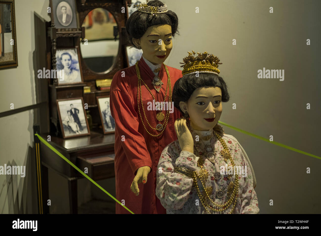 Los tradicionales trajes de Phuket Phuket Taihua aparezcan en el museo, un museo de los chinos de ultramar en Phuket, Tailandia. Foto de stock