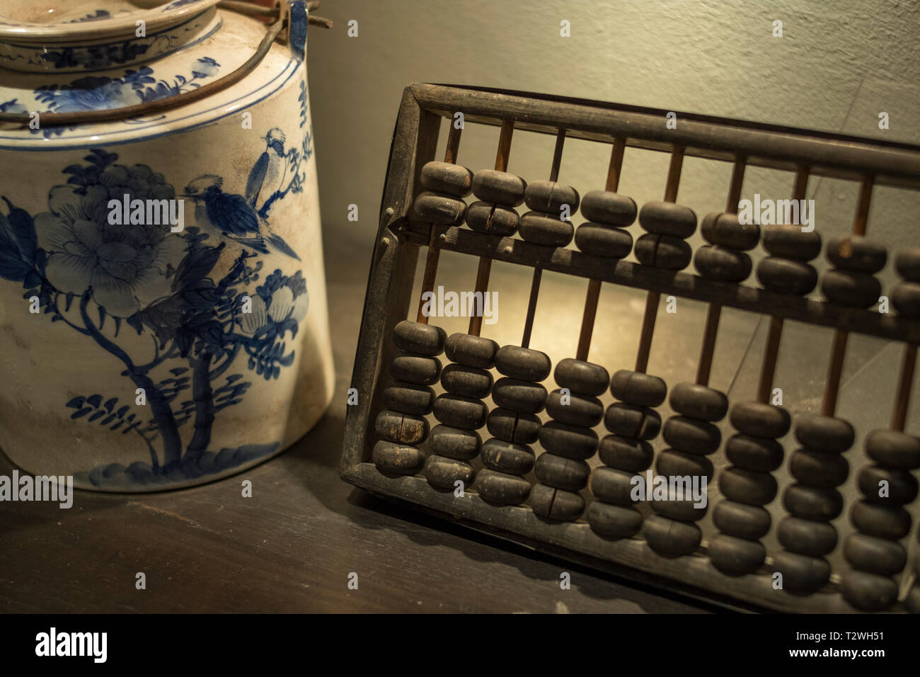 Casco azul y blanco porcelana china y abacus en Phuket Taihua Museum, un museo de los chinos de ultramar en Phuket, Tailandia. Foto de stock