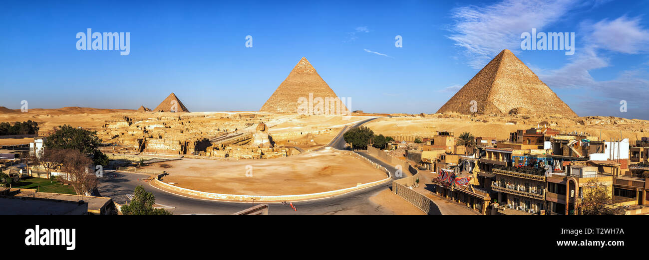 Las pirámides de Giza y viviendo los edificios en frente de ellos, Egipto. Foto de stock