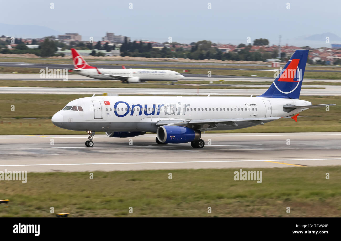 Estambul, Turquía - 30 de septiembre de 2018: Onur Air Airbus A320-233 (CN 916) despega desde el Aeropuerto Ataturk en Estambul. Onur Air tiene el tamaño de la flota de 25 y 38 de Foto de stock