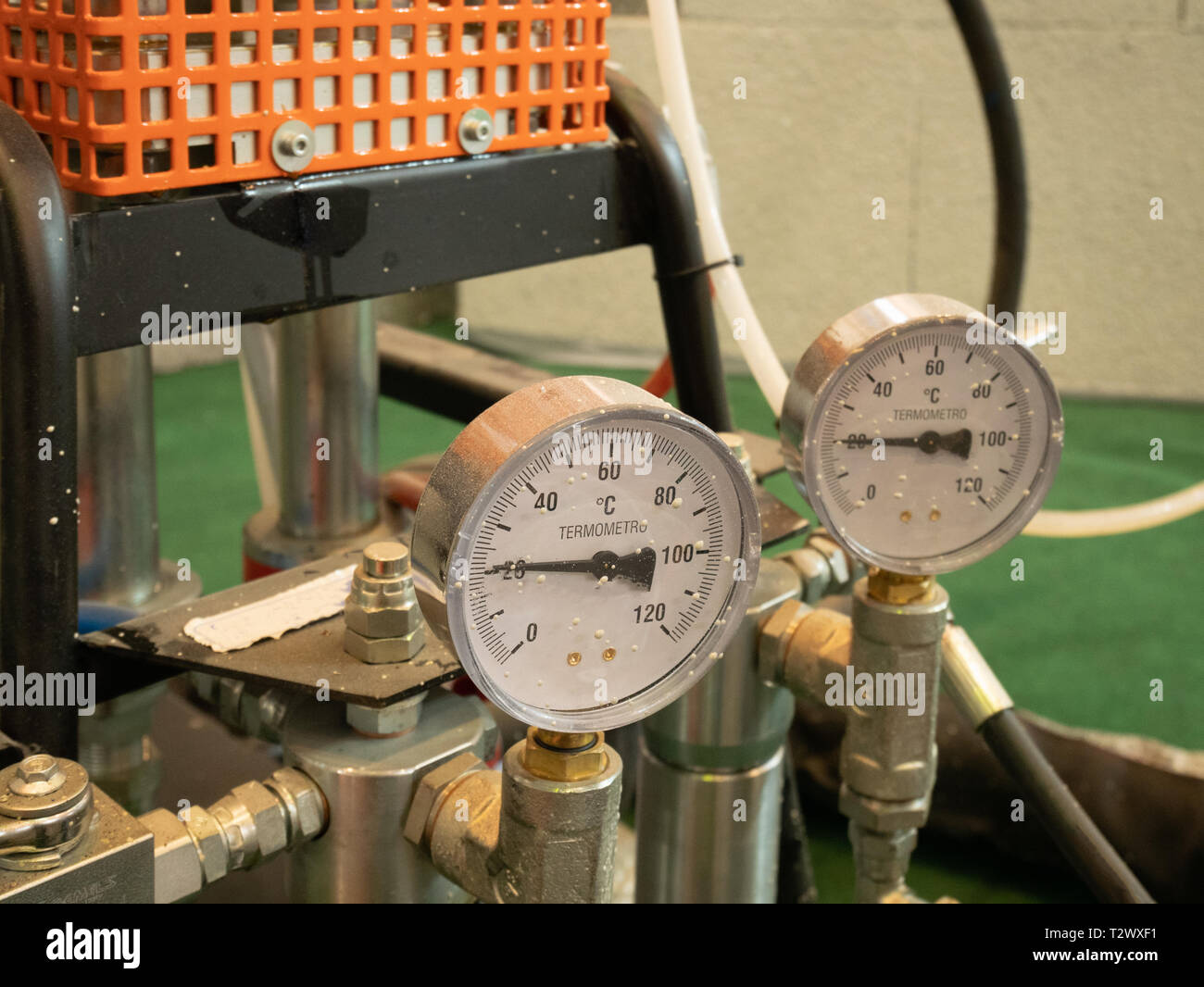 Primer plano de dos indicadores analógicos de temperatura con flechas que  muestran actual estado caliente o frío de pintura líquida en la presión de  aire neumática automática Fotografía de stock - Alamy