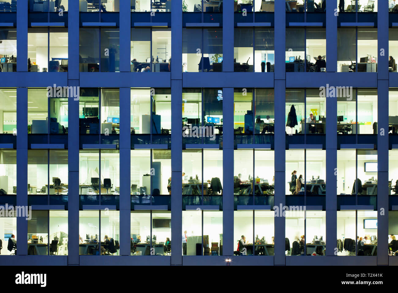 Moderno bloque de oficinas en la noche Foto de stock