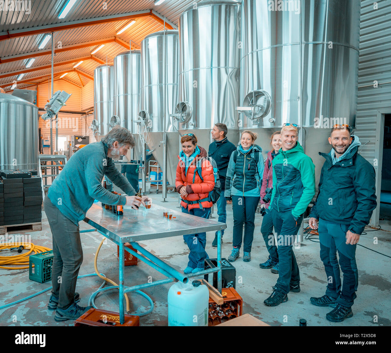 Los turistas degustación de cerveza en la cervecería Qajaq, Narsaq, Groenlandia Foto de stock