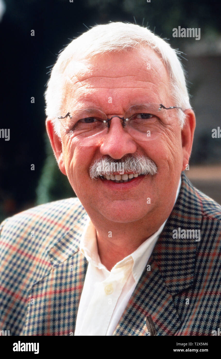 Eine Portraitaufnahme des Journalisten und Fernsehmoderatoren Geert