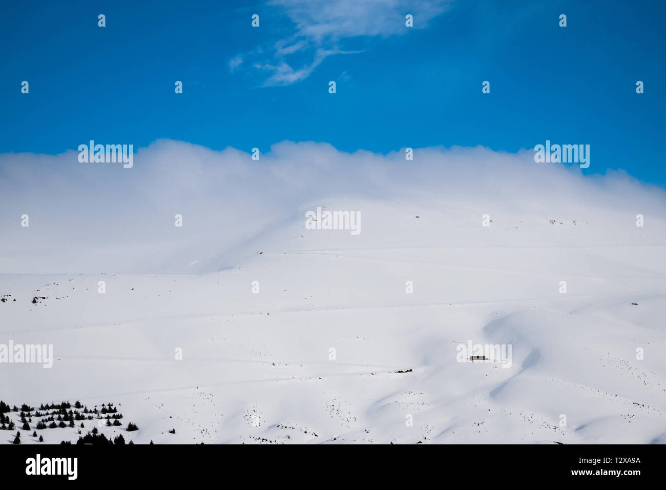 Esta es una captura de un paisaje durante el invierno en el norte del Líbano y se puede ver la nieve cubre las montañas enormes Foto de stock