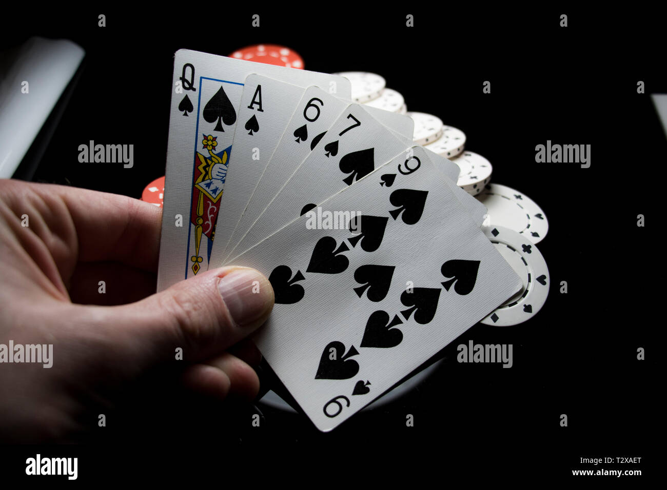 Escalera de color en una mano de póquer Texas Holdem juego jugado en el casino. Juegos de cartas. Foto de stock