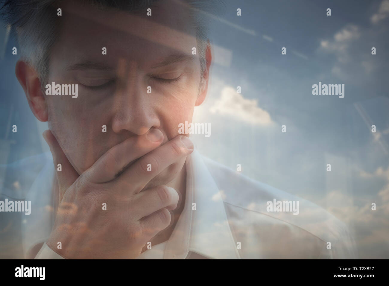 Reflexión de un destacado empresario sobrecargado de trabajo delante de una ventana de la oficina Foto de stock