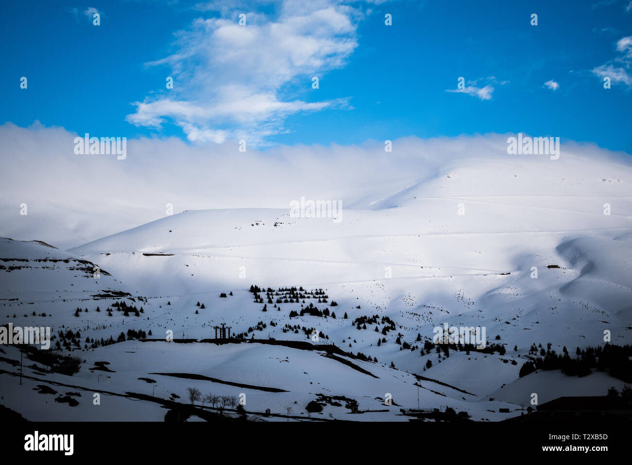 Esta es una captura de un paisaje durante el invierno en el norte del Líbano y se puede ver la nieve cubre las montañas enormes Foto de stock