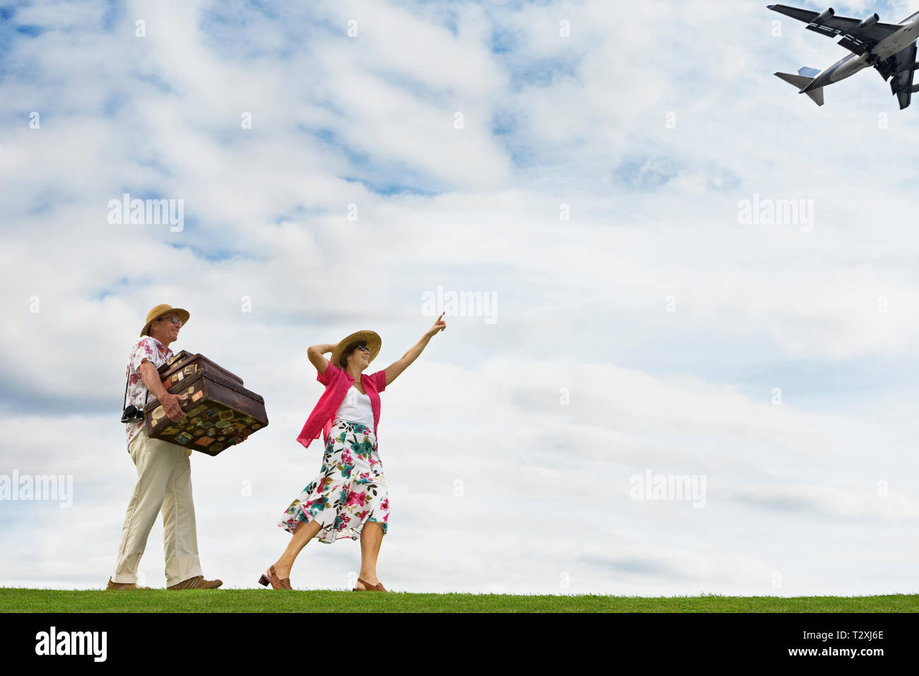 Ver turistas caucásicos senior moderno avión de pasajeros Foto de stock