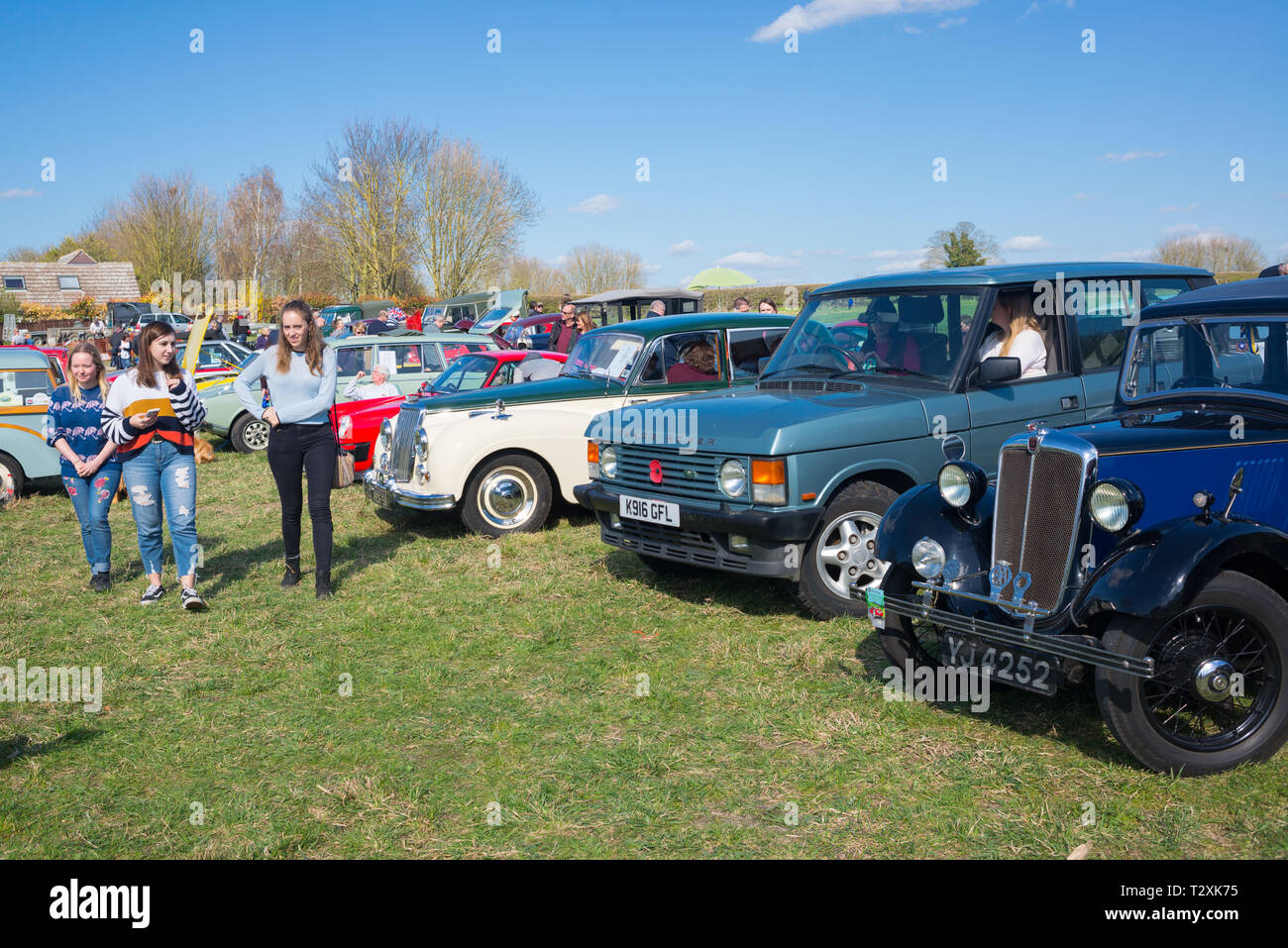 Thriplow, Cambridge, Inglaterra, Reino Unido - Marzo 2019: coche antiguo clásico vintage mostrar exposición celebrada en campo abierto exterior con personas viendo los vehículos Foto de stock