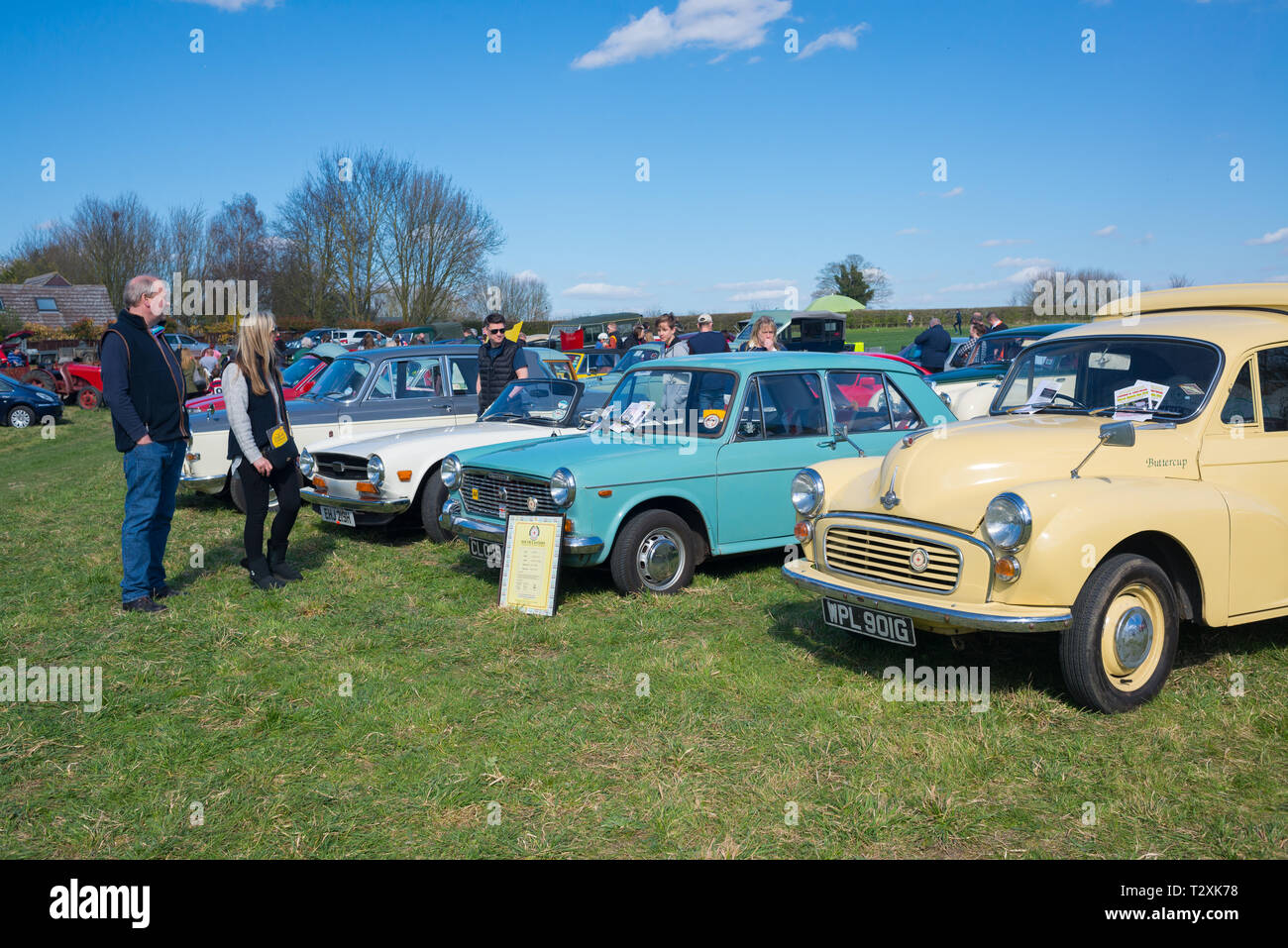Thriplow, Cambridge, Inglaterra, Reino Unido - Marzo 2019: coche antiguo clásico vintage mostrar exposición celebrada en campo abierto exterior con personas viendo los vehículos Foto de stock