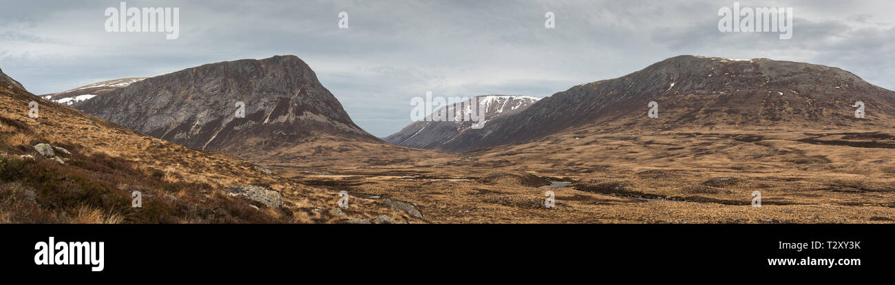 Vista hacia el Lairig Ghru de Glen Dee con el Devil's Point en el centro y Ben Macdui y Carn' Mhaim a la derecha, el Parque Nacional de Cairngorm Foto de stock