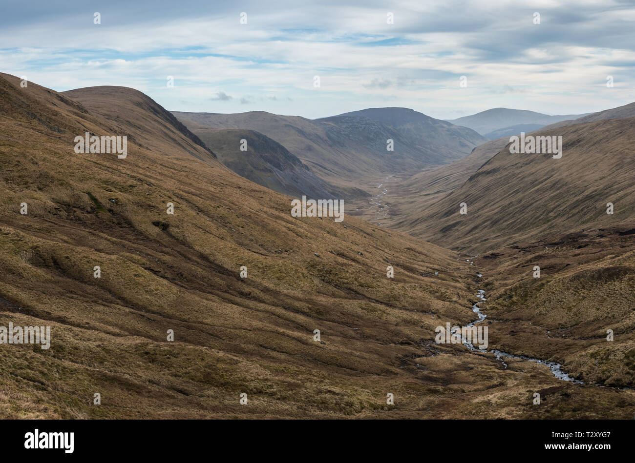 Ver abajo el Gleann Taitneach hacia Ben Gulabin, Parque Nacional de Cairngorms, Escocia Foto de stock
