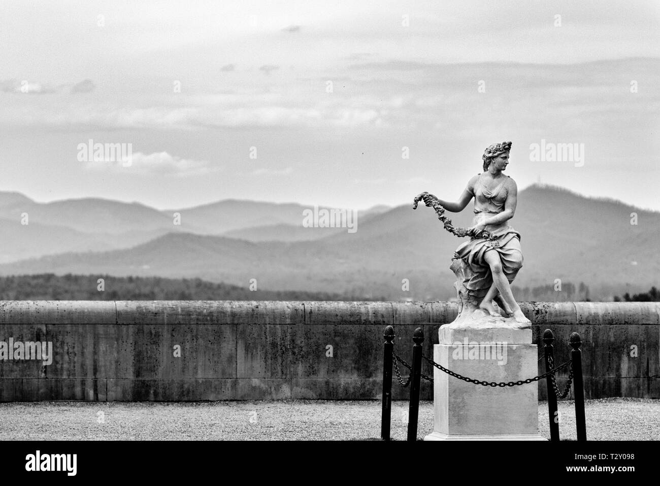 Una estatua de Flora o Venus está delante de una gran vista de las Grandes Montañas Humeantes, incluyendo Mount Pisgah, en el Biltmore Estate en Asheville, NC, EE.UU. Foto de stock