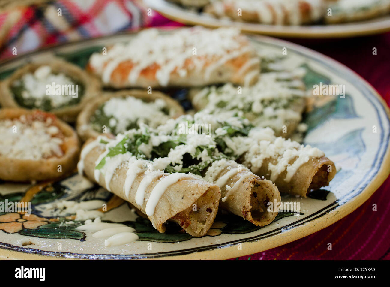 Tacos dorados, flautas de pollo, Tacos de pollo y salsa picante comida
