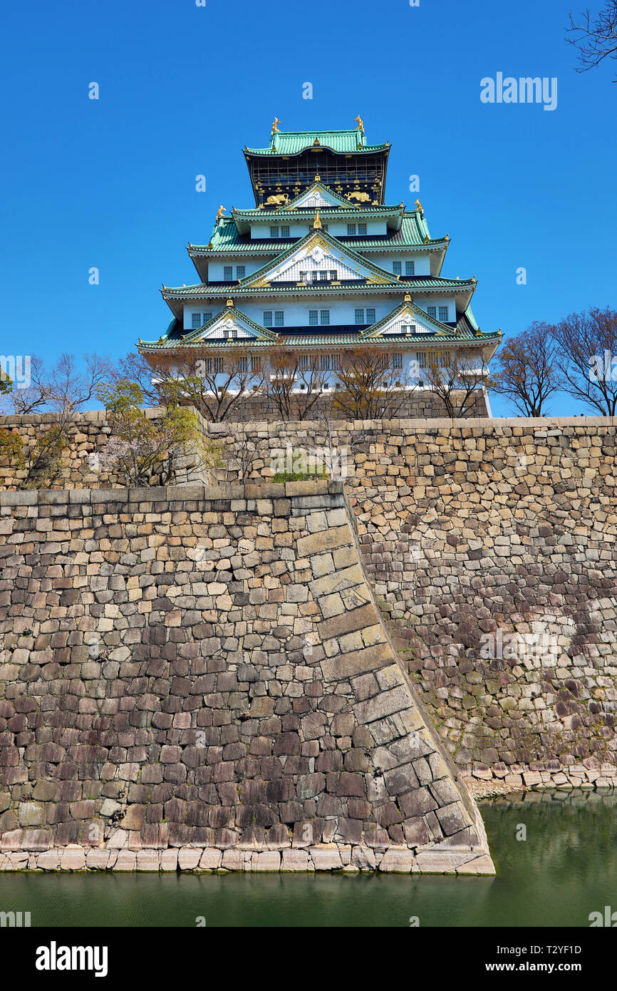 El Castillo de Osaka muralla y foso, Osaka, Japón Foto de stock