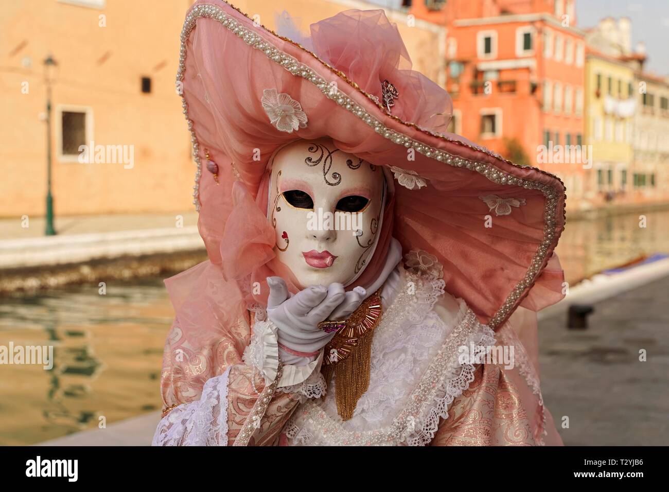 Mujer con máscara veneciana tradicional, retrato, Carnaval en Venecia,  Véneto, Italia Fotografía de stock - Alamy