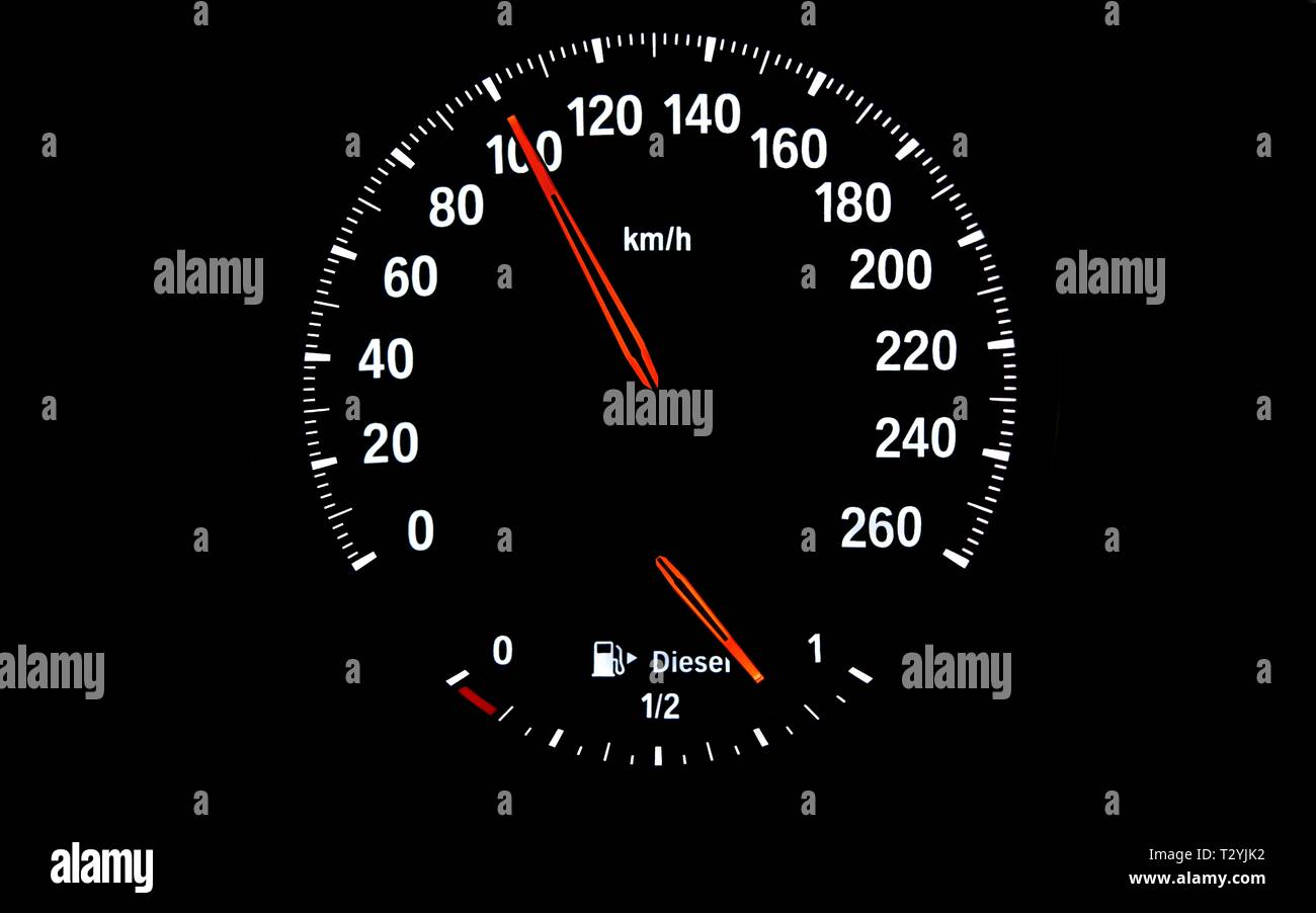 Velocímetro con el medidor de combustible de diesel, la velocidad de 100 km/h, la imagen símbolo de peligro debido al exceso de velocidad, conducir demasiado rápido, Alemania Foto de stock