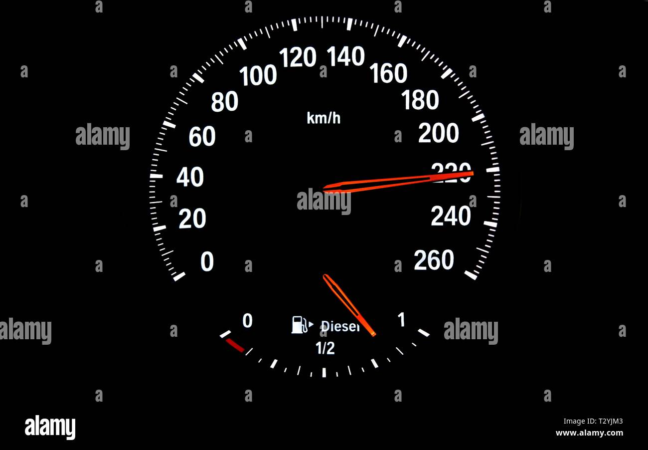 Velocímetro con el medidor de combustible de diesel, la velocidad de 220 km/h, la imagen símbolo de peligro debido al exceso de velocidad, conducir demasiado rápido, Alemania Foto de stock