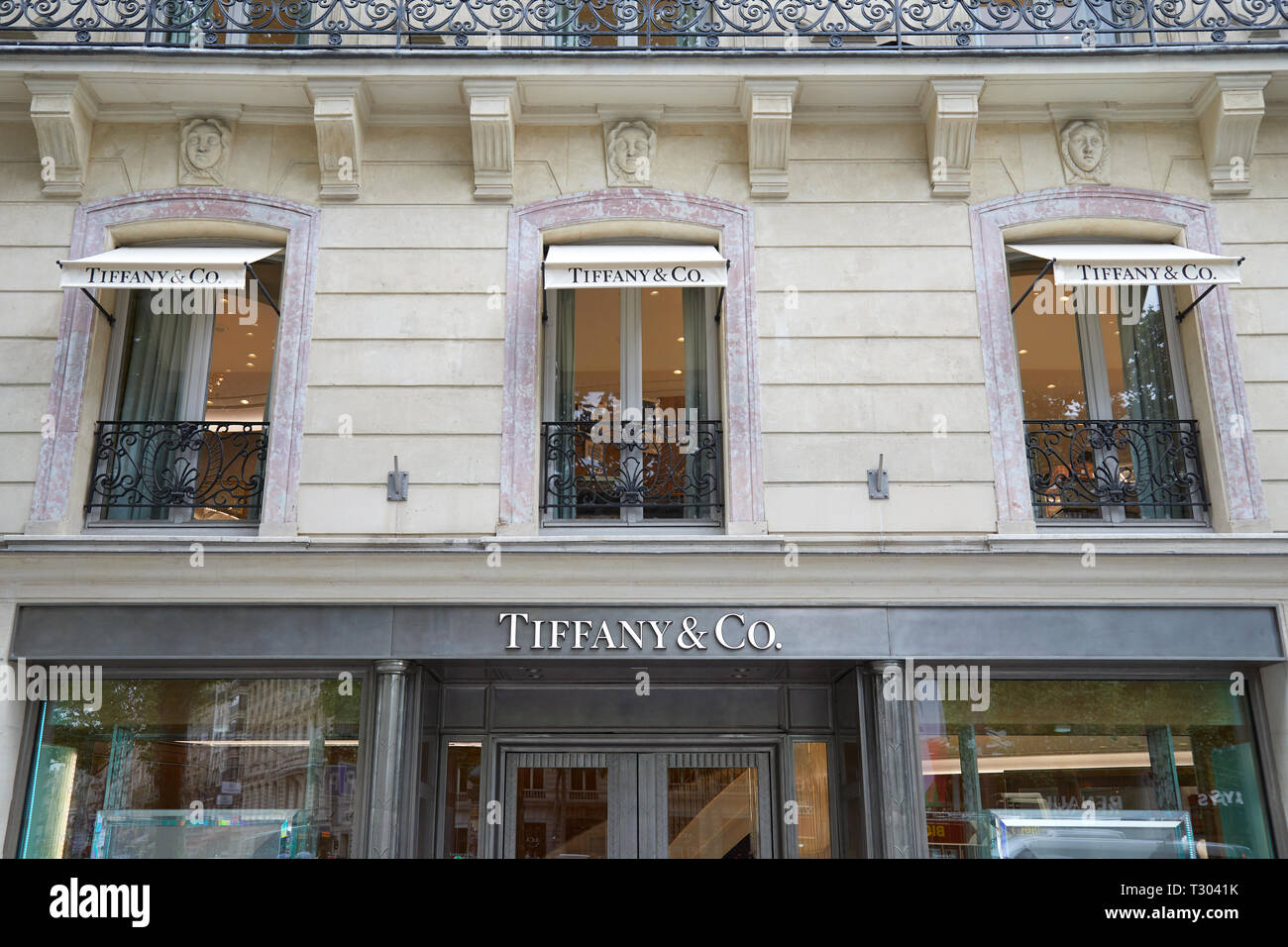 París, Francia - 22 de julio de 2017: Tiffany tienda de lujo en París, Francia. Foto de stock
