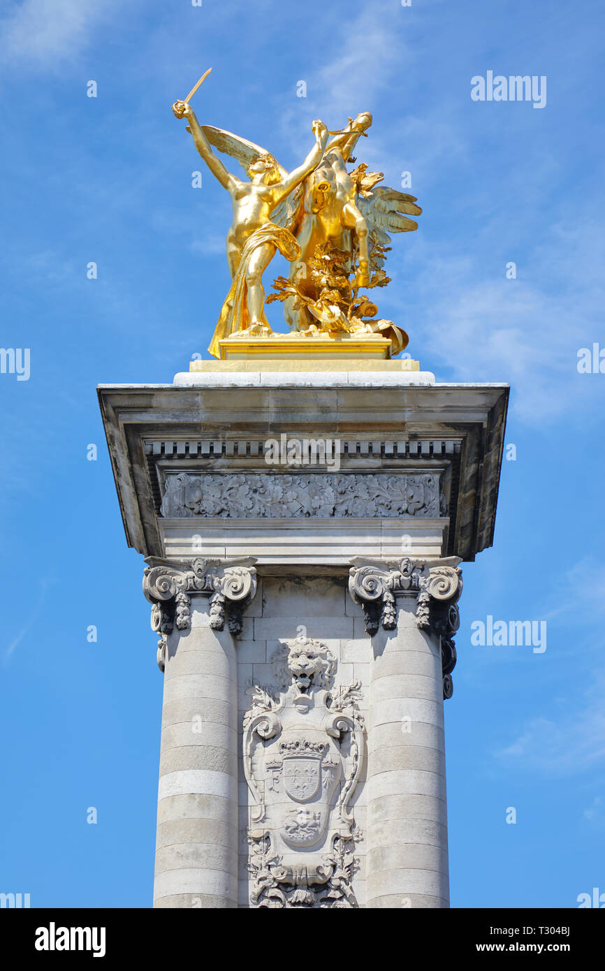 Puente Alexandre III estatua de oro con caballo alado y columna en un día soleado de verano, cielo azul en París, Francia. Foto de stock