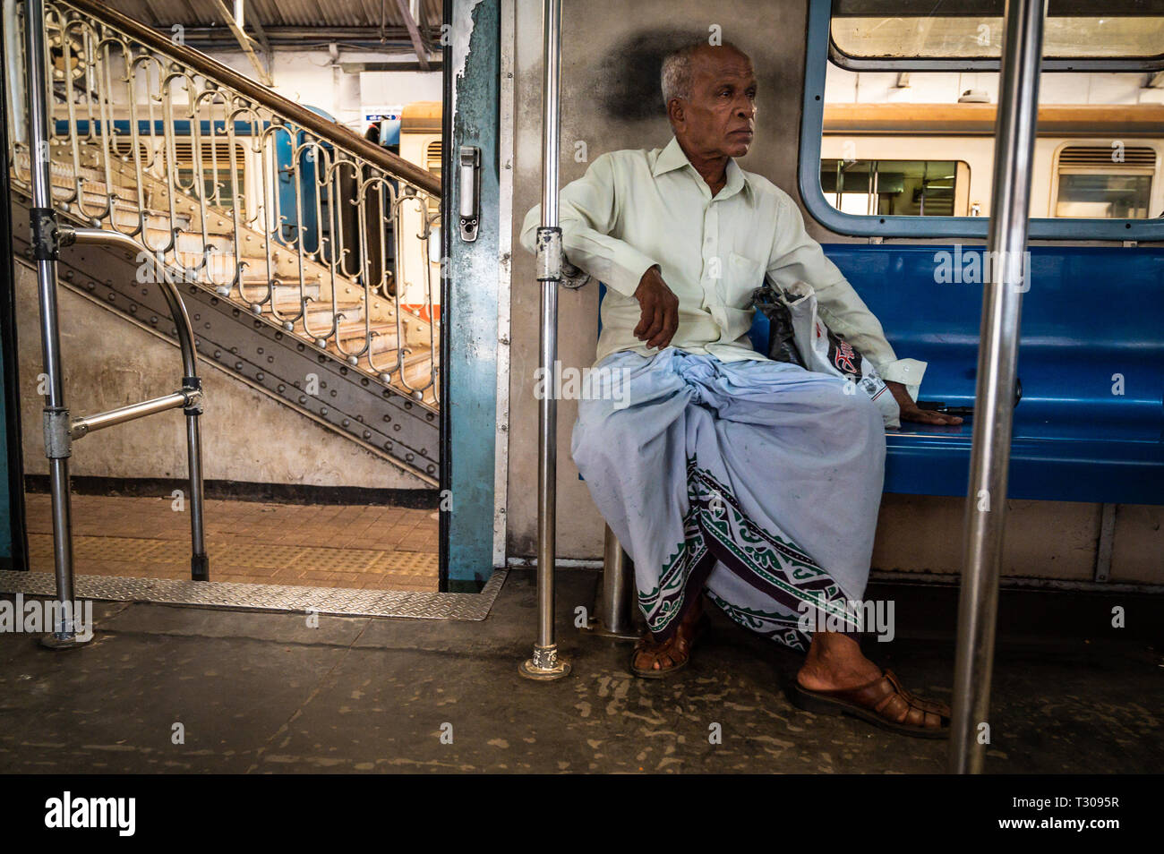 Hombre sentado en un tren, en Colombo, Sri Lanka Foto de stock