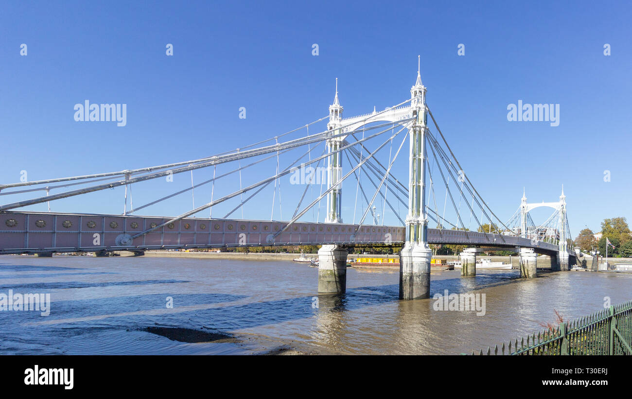 Albert Bridge cruza el río Támesis, cerca de Battersea Park, en Londres, Inglaterra, Reino Unido Foto de stock