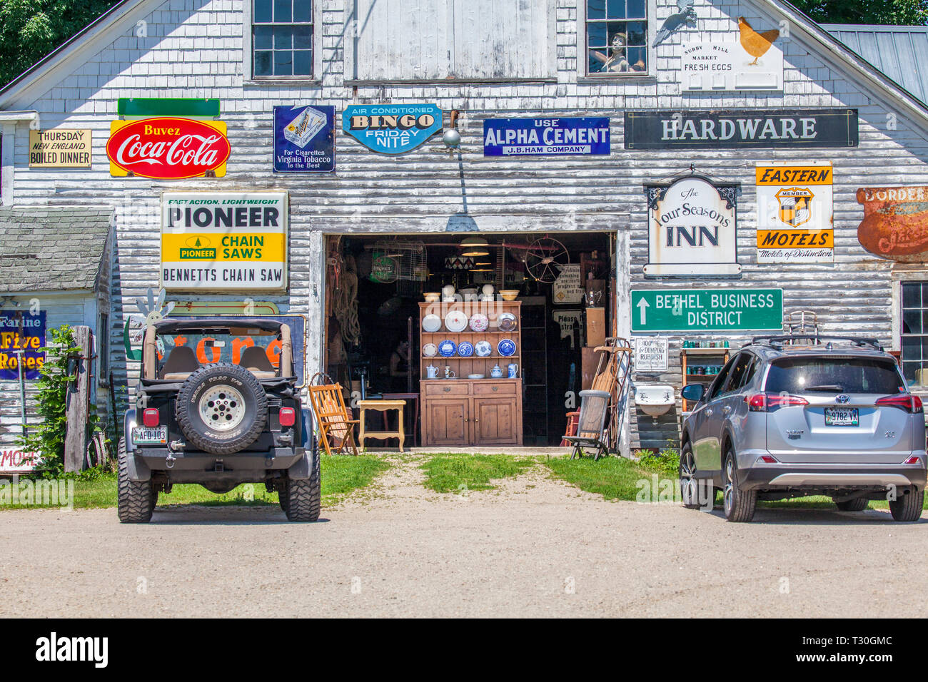 Signos y antigüedades a la venta en el molino de vapor tienda de antigüedades y coleccionables en ruta 2, Big Dipper Trail, en Bethel, Maine, Estados Unidos. Foto de stock