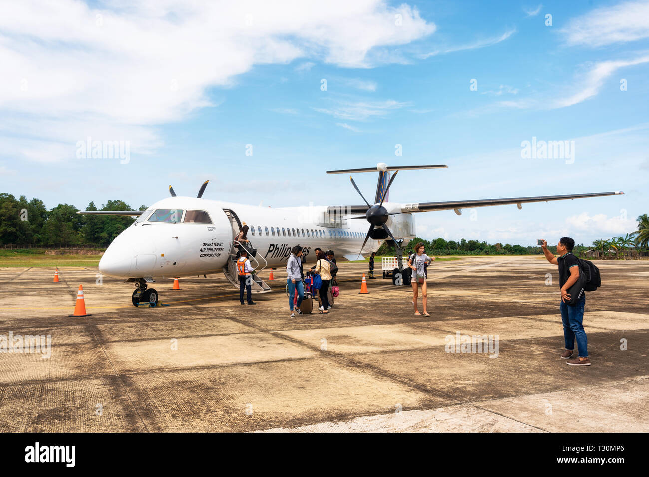 San Vicente, Filipinas - 30 de enero de 2019: Viajeros deje Bombardier Q400 avión Philippine Airlines en Nueva pequeño aeropuerto en la isla de Palawan. Foto de stock