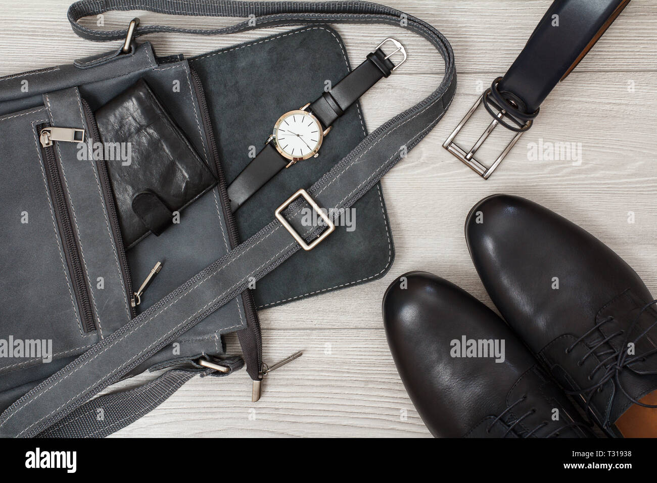 Bolso De cuero para hombres con cartera y reloj de pulsera, cinturón para  hombres y pares de zapatos de hombre de cuero negro con gris de fondo de  madera. Los hombres Fotografía