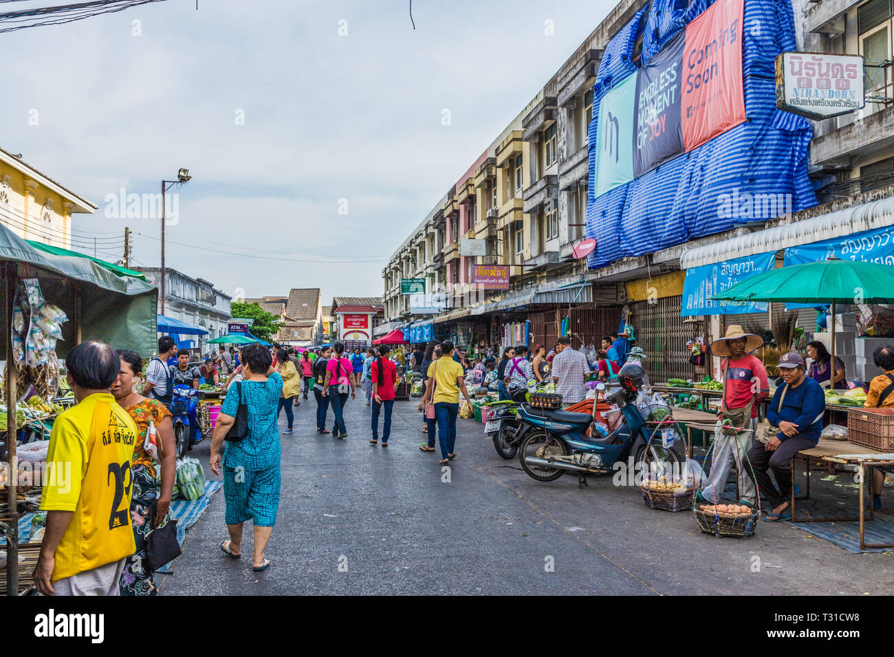 De febrero de 2019. La ciudad de Phuket, Tailandia. Una escena del mercado en el mercado de fruta local las 24 horas en el casco antiguo de la ciudad de Phuket Foto de stock