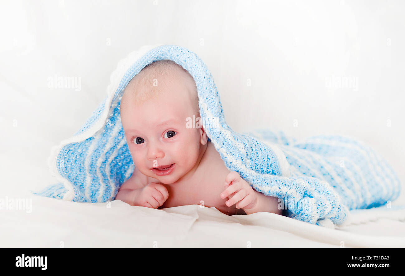 Retrato De Un Lindo Bebe Sonriendo Bebe Gateando En Panales Un Bebe De Dos Meses Mantiene La Cabeza Fotografia De Stock Alamy