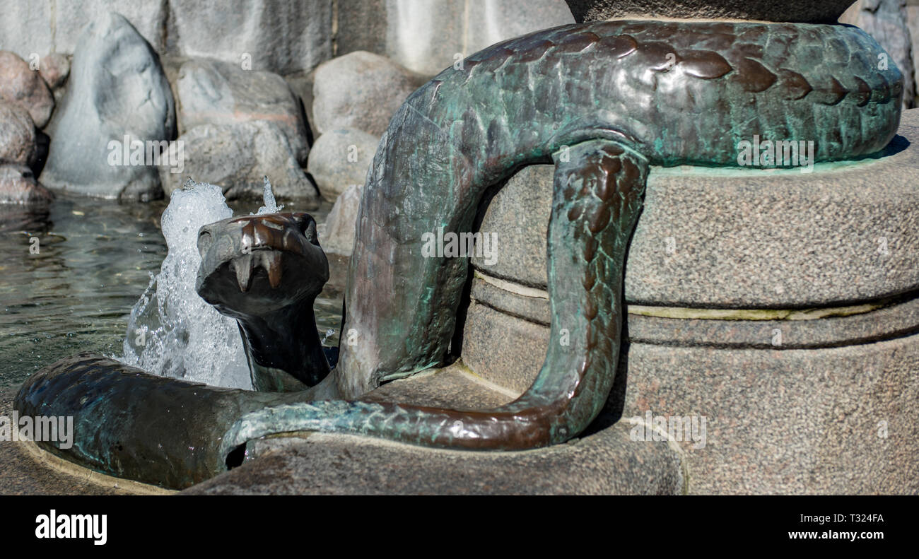 Una serpiente de bronce que repta fuera de la Fuente Gefion en Nordre Toldbod en Copenhague Foto de stock