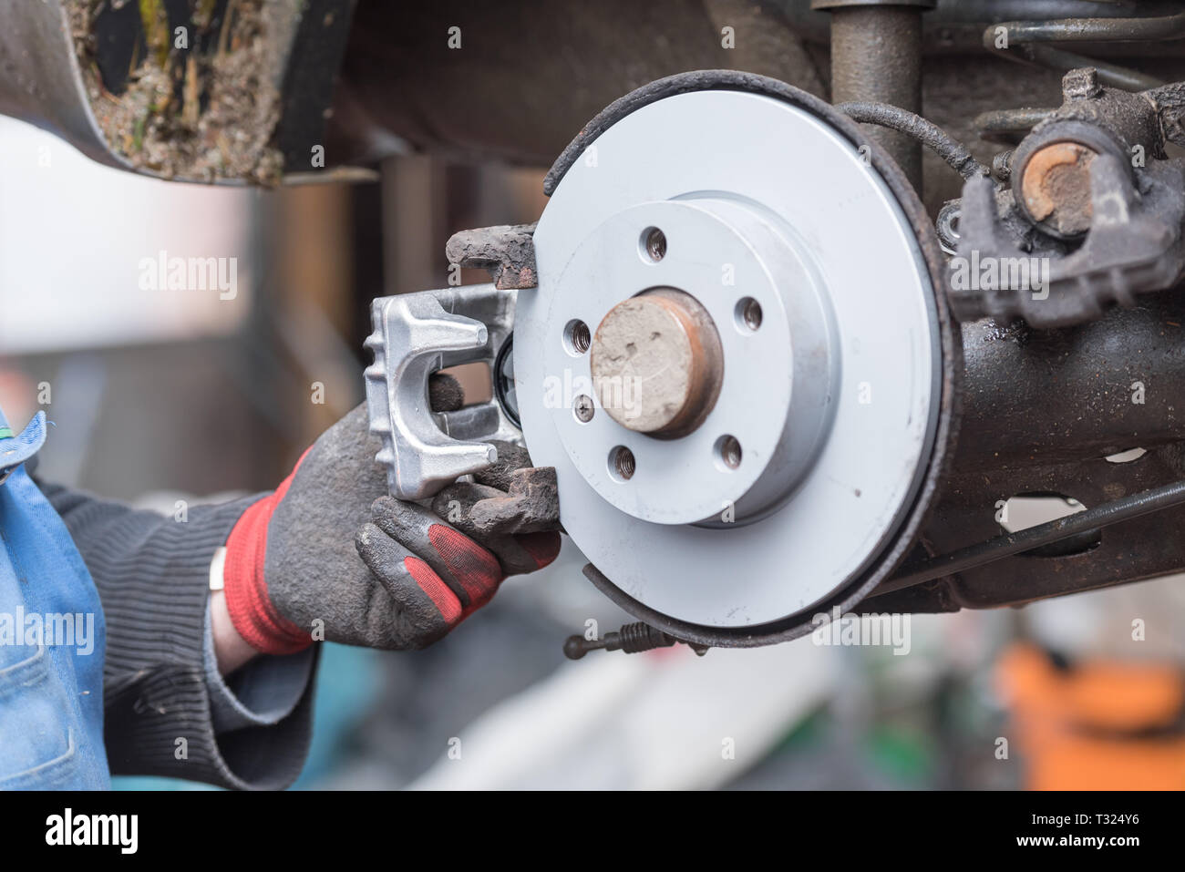 Reparación de frenos de disco - freno de mano, que han sido sustituidos en  el taller o en el taller de reparación de automóviles Fotografía de stock -  Alamy