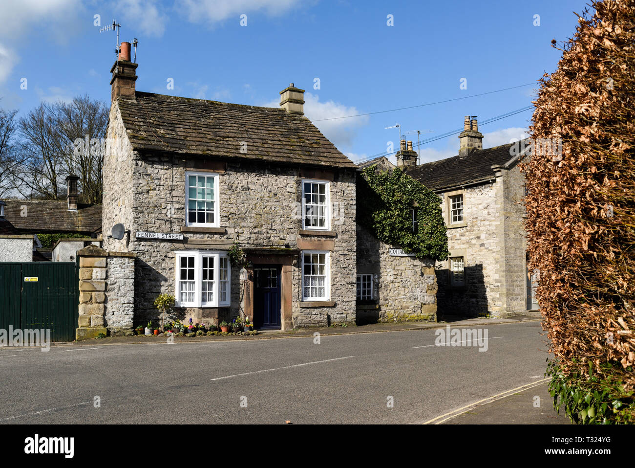 Ashford en el agua en las orillas del río Wye en el Peak District de Derbyshire, Reino Unido. Foto de stock