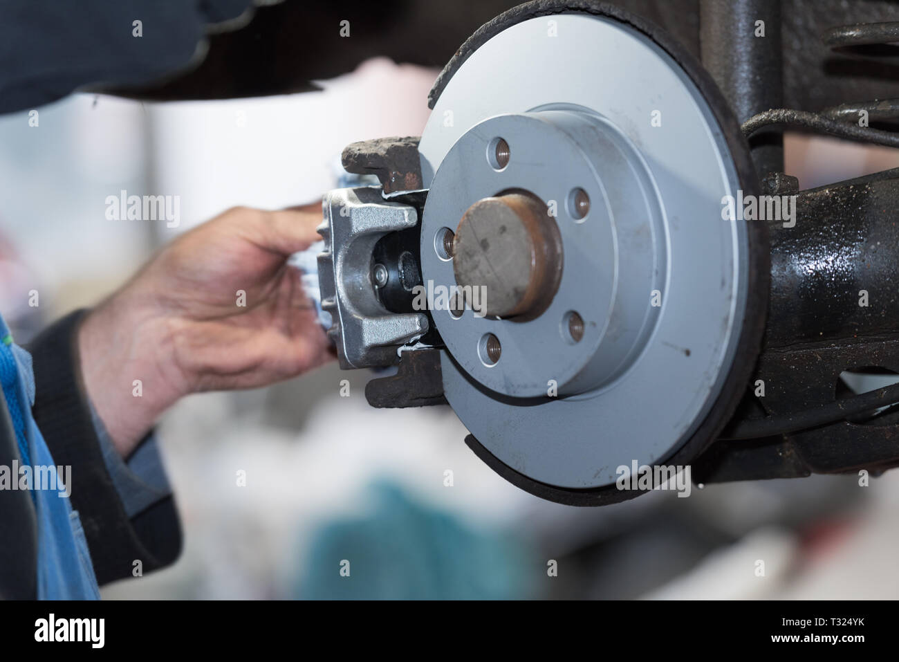 Reparación de frenos de disco freno mano, que han sido sustituidos en el taller o en el taller de reparación de automóviles de stock - Alamy