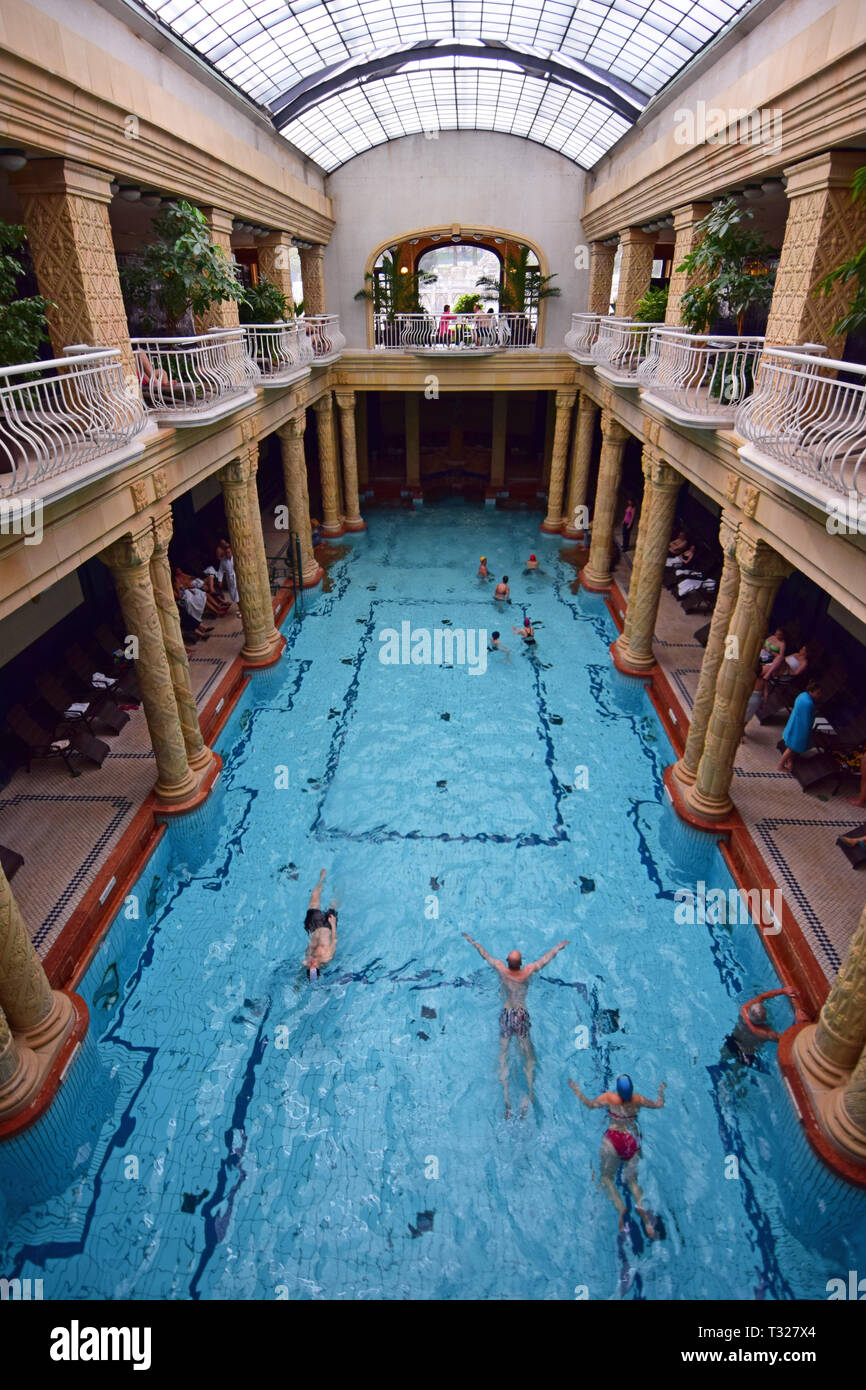 Baños termales Gellért y piscina (también conocido como el Balneario de  Gellért, o en húngaro como el Gellért gyógyfürd?) es un complejo de baños  en Budapest en H Fotografía de stock -