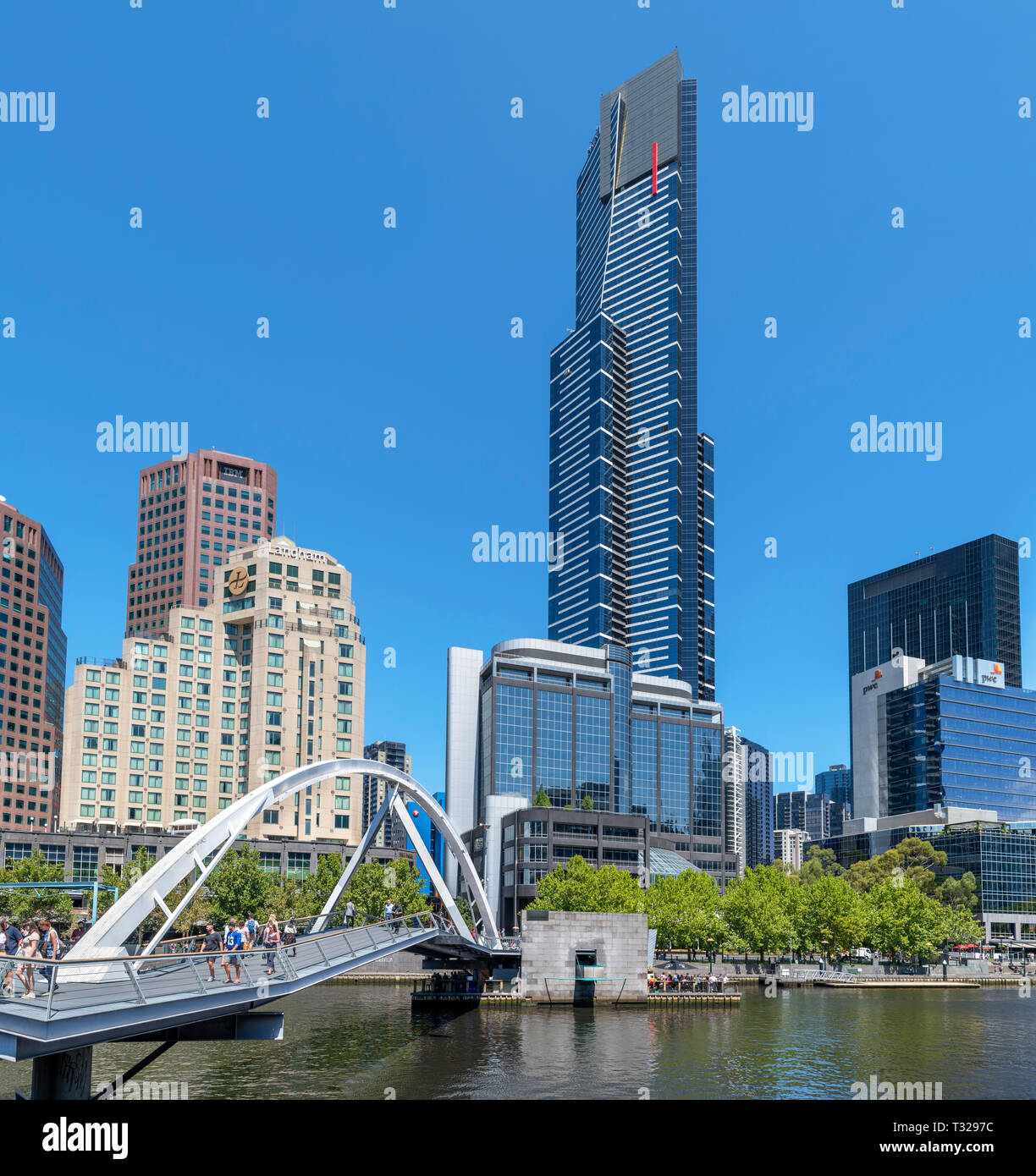 Torre Eureka y otros edificios altos en Southbank con Evan Walker puente que cruza el Río Yarra, Melbourne, Victoria, Australia Foto de stock