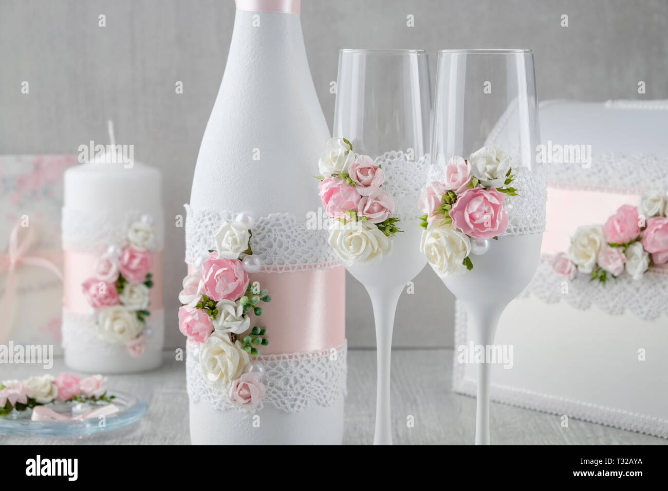 Wedding Set: botella de champagne, copas, velas, álbum de bodas,  invitaciones Fotografía de stock - Alamy