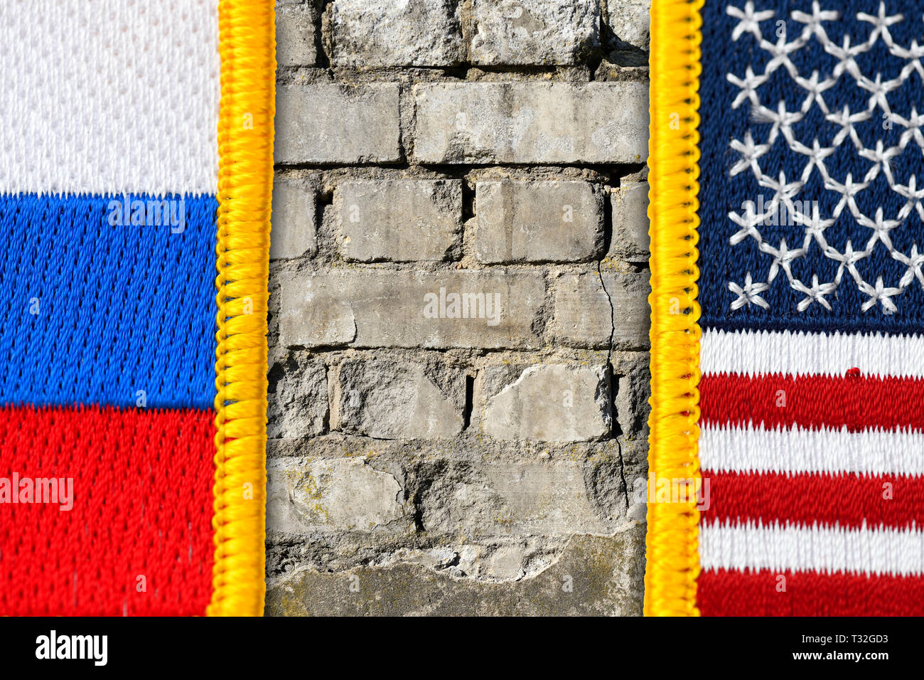 Más mal entre las banderas de los EE.UU. y Rusia, EE.UU. Finalizar contrato INF, Mauer zwischen Fahnen von USA und Russland, USA beenden INF-Vertrag Foto de stock