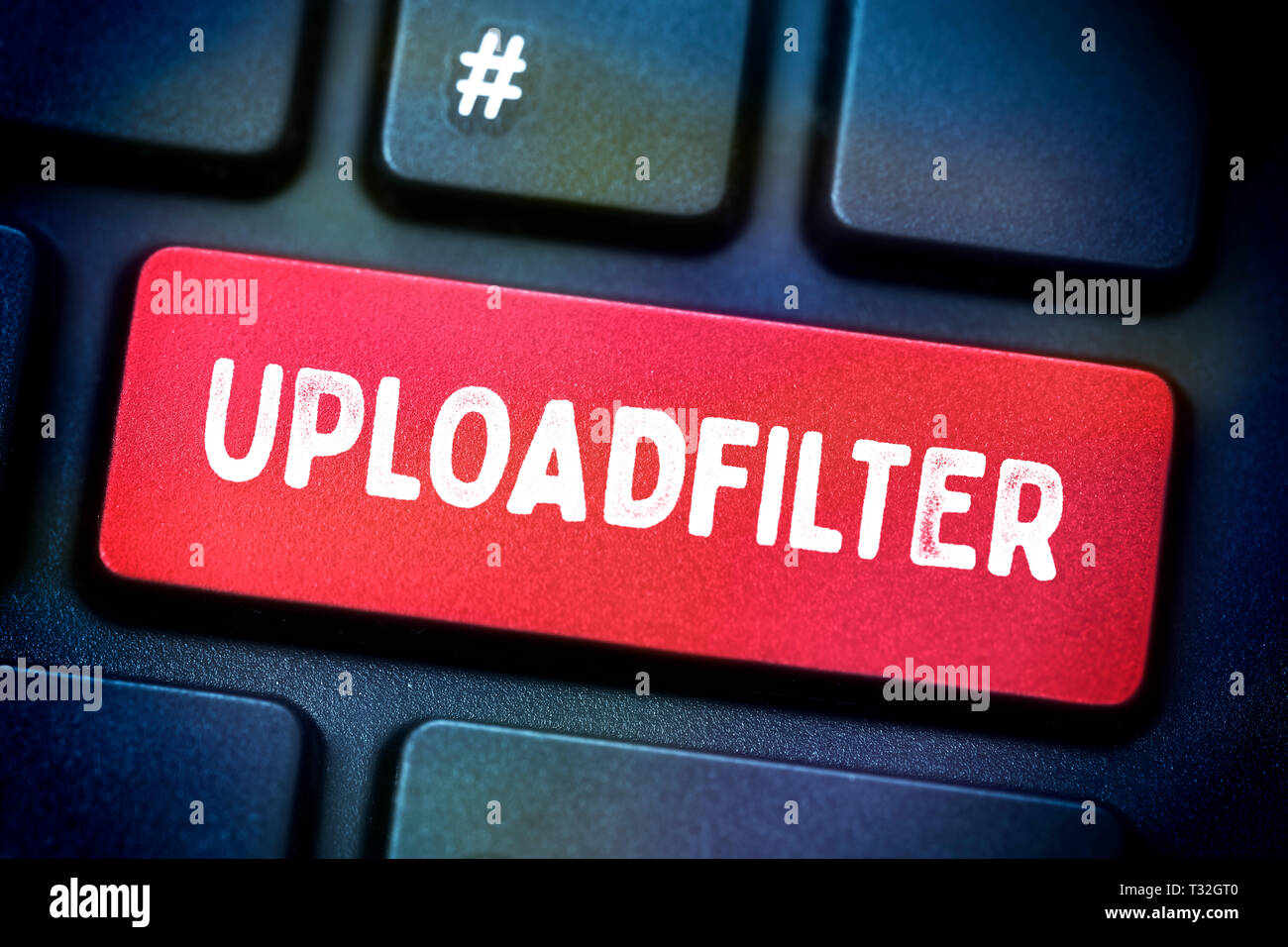Fotomontaje, equipo clave con la etiqueta Uploadfilter, FOTOMONTAGE, mit der Aufschrift Uploadfilter Computertaste Foto de stock