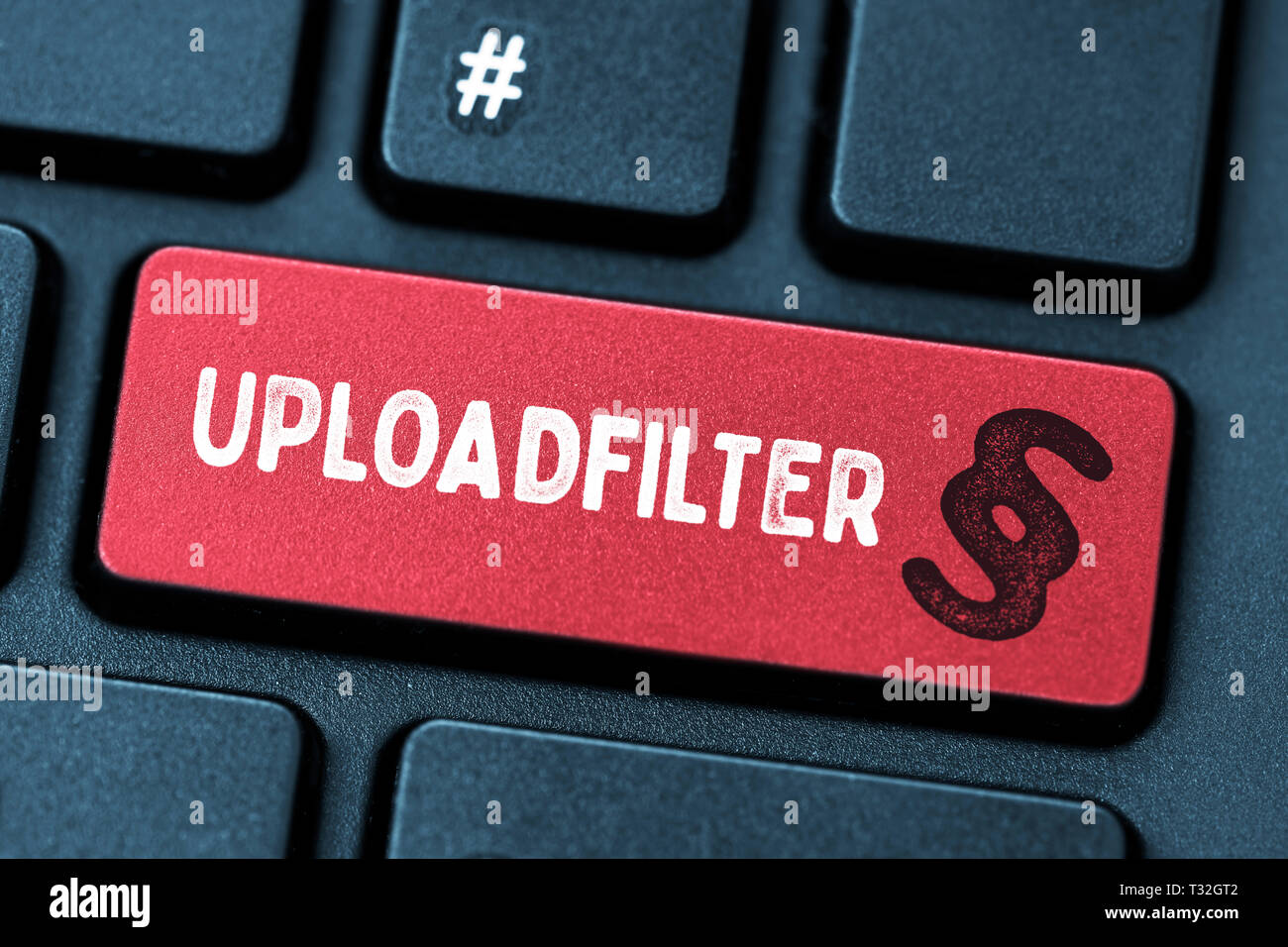 Fotomontaje, equipo clave con la etiqueta Uploadfilter y signo de sección, FOTOMONTAGE, mit der Aufschrift Computertaste Uploadfilter und Paragrafenzeic Foto de stock