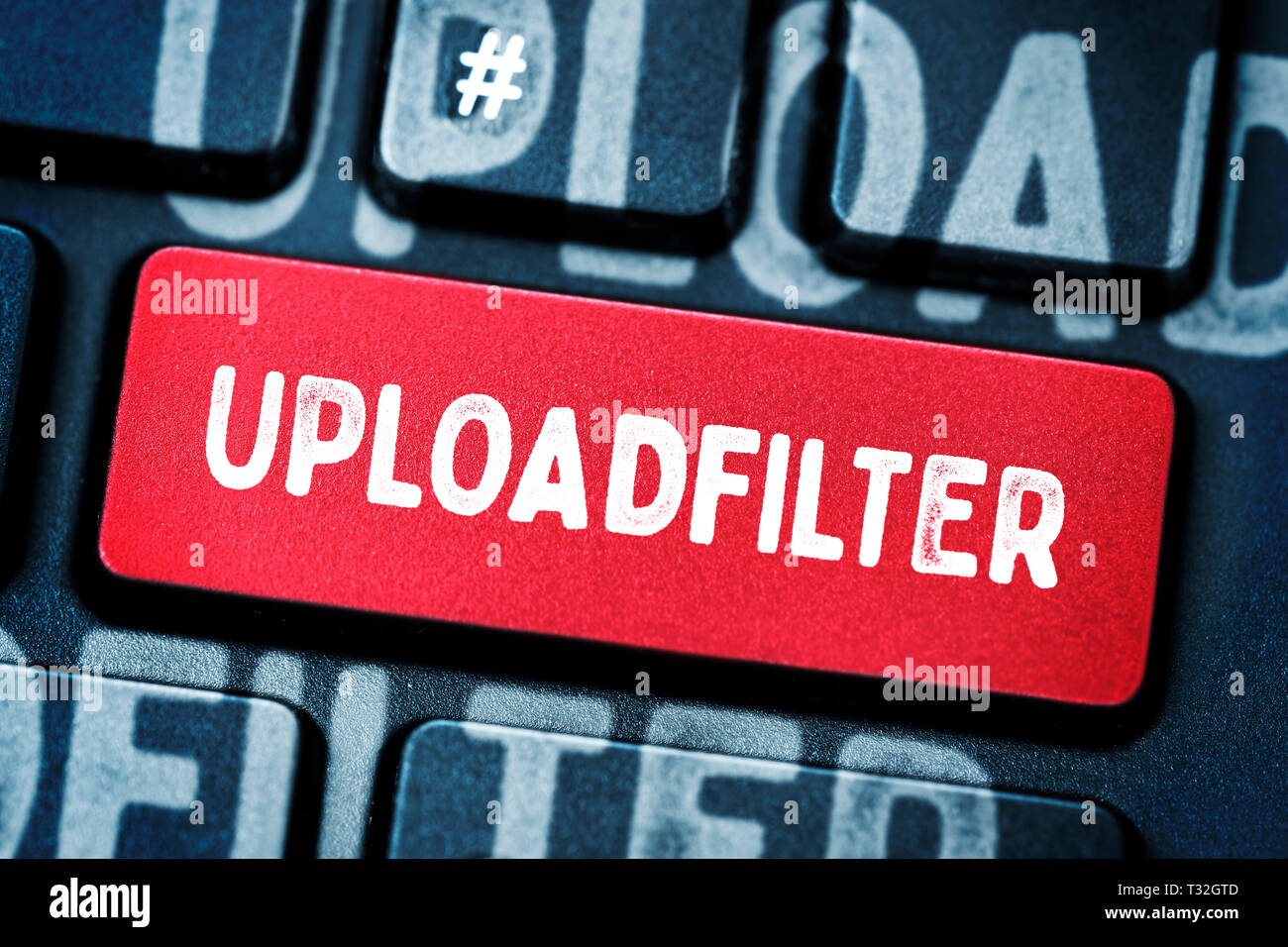 Fotomontaje, equipo clave con la etiqueta Uploadfilter, FOTOMONTAGE, mit der Aufschrift Uploadfilter Computertaste Foto de stock