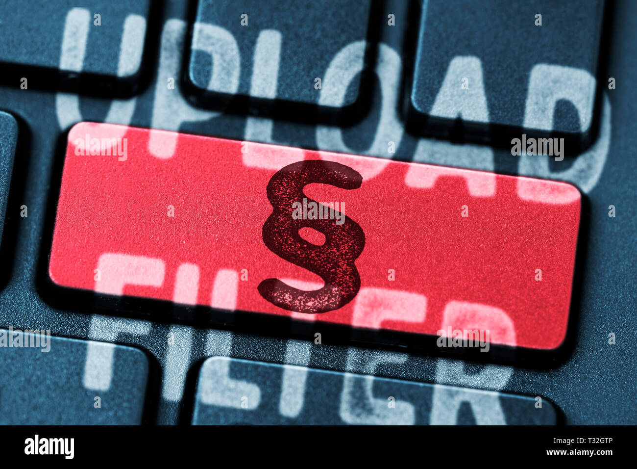 Fotomontaje, equipo clave con signo de sección y la etiqueta Uploadfilter, FOTOMONTAGE, mit Computertaste Paragrafenzeichen und Aufschrift Uploadfilter Foto de stock