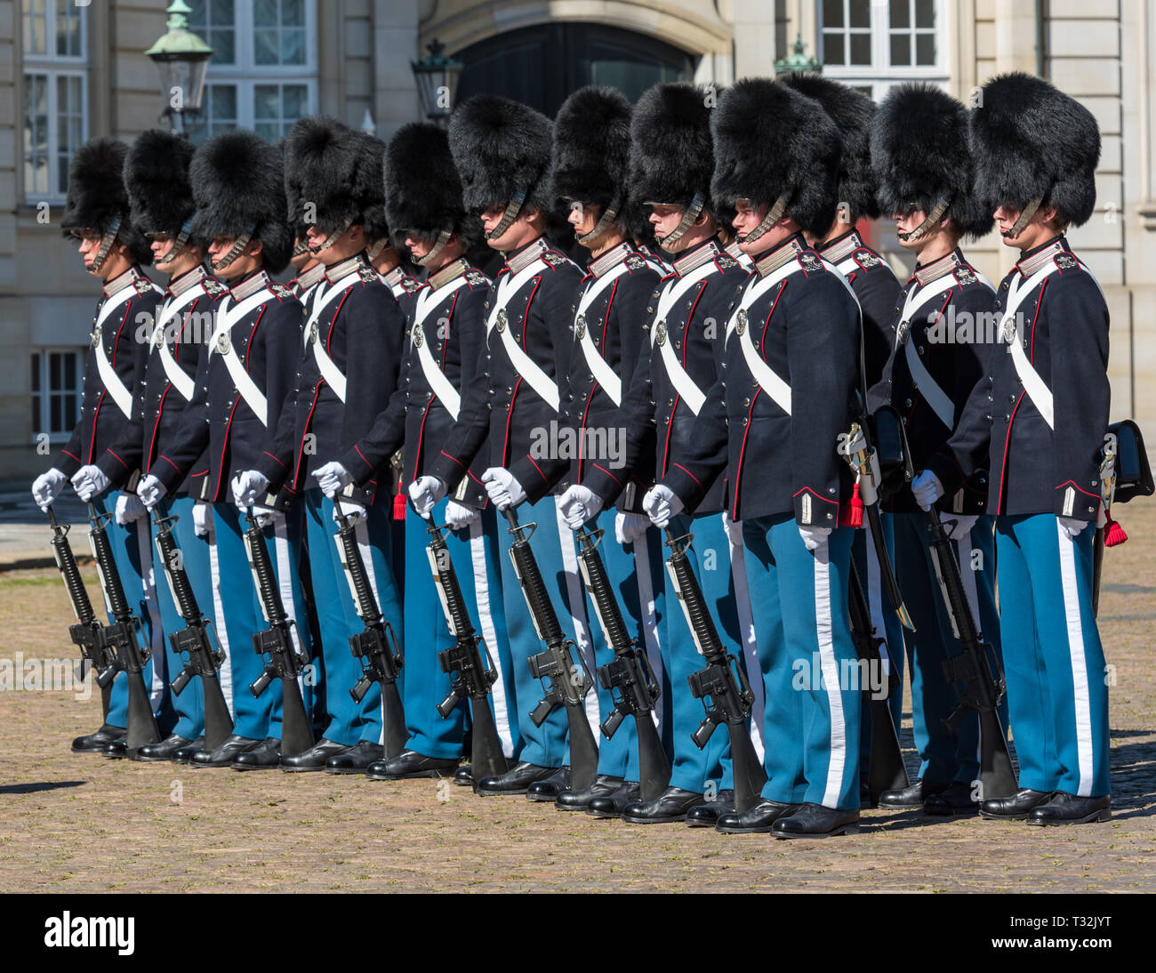 Las tropas de la Vida Real Danesa los guardias están en la atención en un desfile en el Palacio de Amalienborg, durante el cambio de guardia. Foto de stock