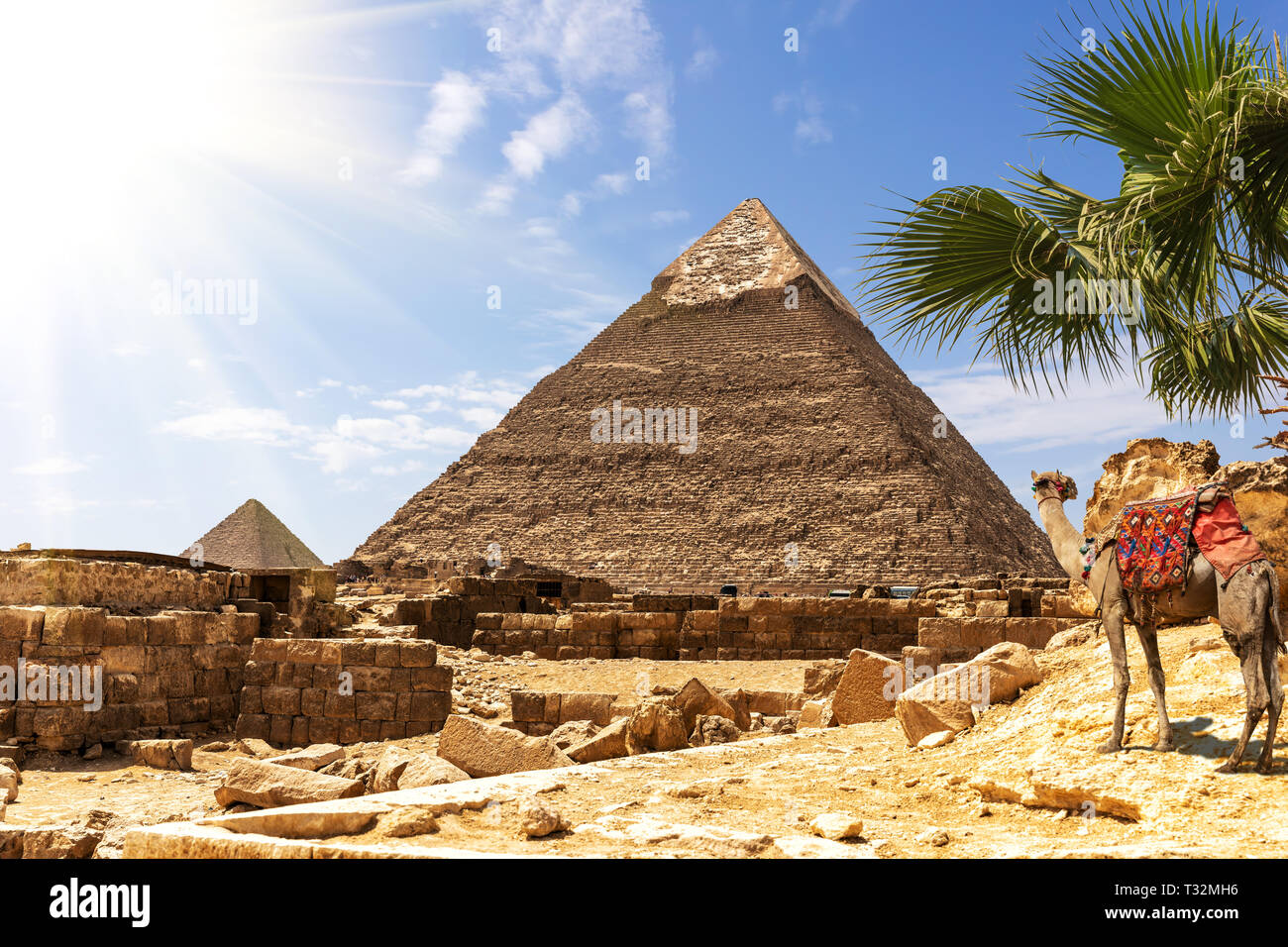 Las pirámides de Giza, la vista sobre la pirámide de Khafre en un soleado desierto. Foto de stock