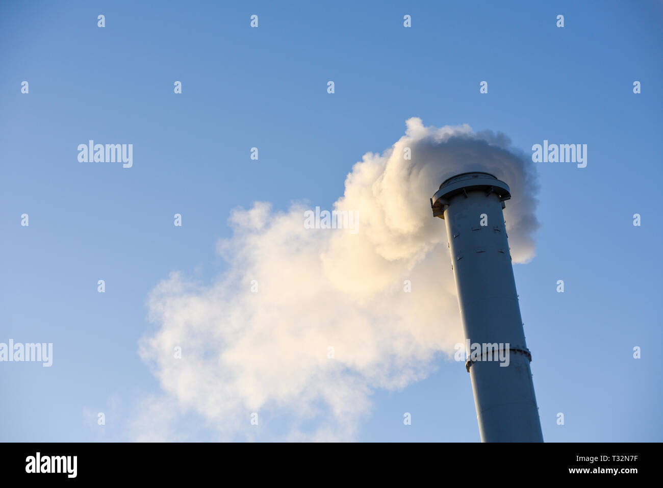 Chimenea calada de humo estaba bombeando fuera el humo negro de la contaminación. Foto de stock