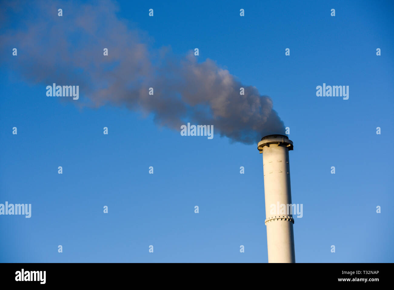 Chimenea calada de humo estaba bombeando fuera el humo negro de la contaminación. Foto de stock
